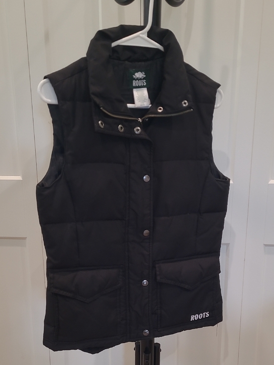 Roots Jackets & Blazers - ROOTS Black Quilted Puffer Vest with Snap Front